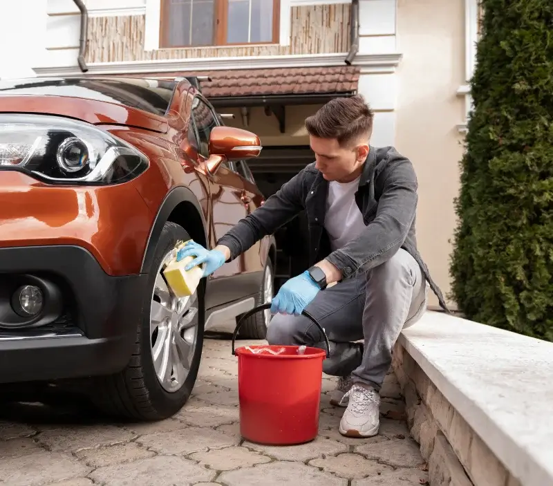 Lavage auto à domicile Plomelin : professionnel intervenant sur un véhicule